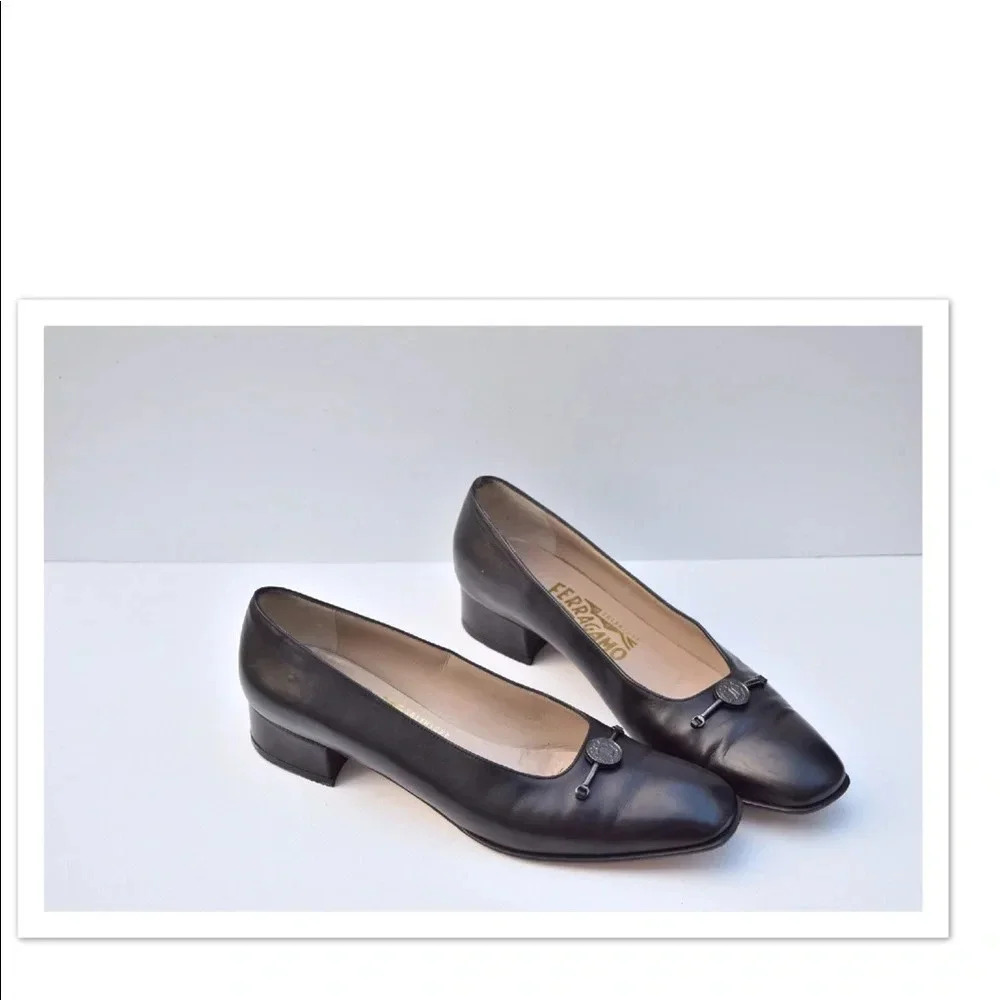 Beautiful Salvatore Ferragamo Logo Pumps